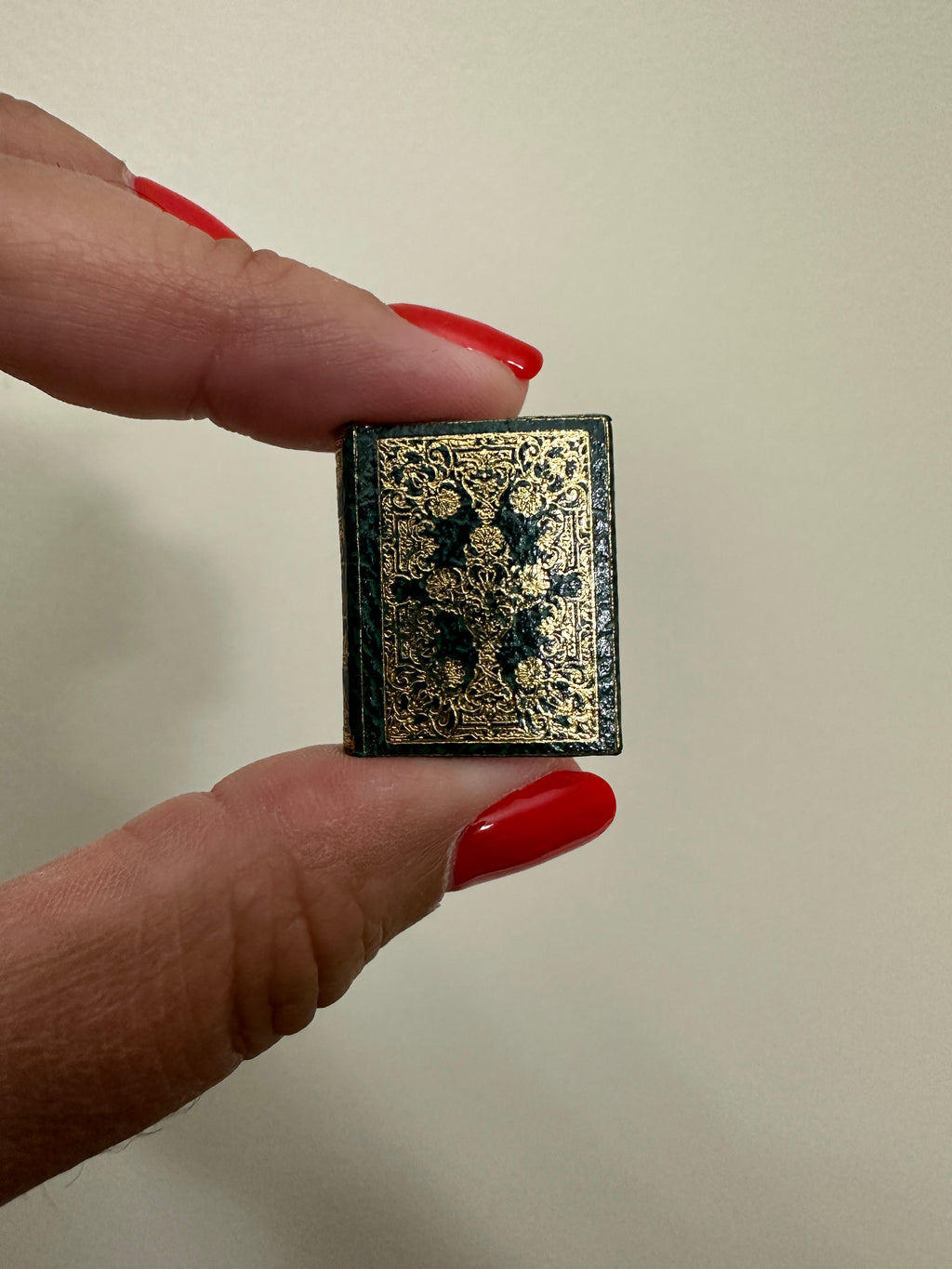 Limited Edition Roger Huet “The Miniature Collection of Shakespeare’s World” | Signed No. 48/199 Miniature Book Library in Presentation Case